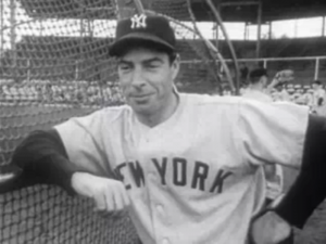 El jugador de béisbol Joe DiMaggio en 1951, durante un partido con los New York Yankees en Phoenix, Arizona (Estados Unidos). (Warner Pathe News).