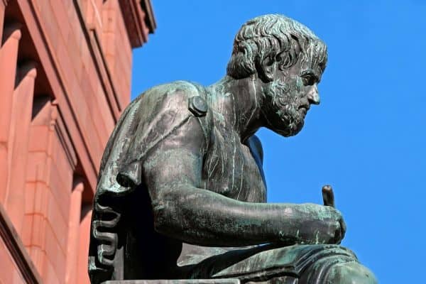 Gran polímata (del griego "polimathós", "el que sabe muchas cosas"), Aristóteles escribió a la largo de su vida más de 300 obras, en las que estudió y desarrolló prácticamente todas las ramas del saber: física, metafísica, ética, biología, zoología, astronomía, política…