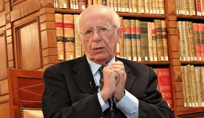 El profesor Emilio Lledó nació en Sevilla en 1927. A sus espaldas y en su cabeza, 90 años de filosofía, pensamiento, educación, libros, aprendizaje y enseñanzas. Es miembro de la Real Academia de la Lengua Española. Foto: Deyanira López.