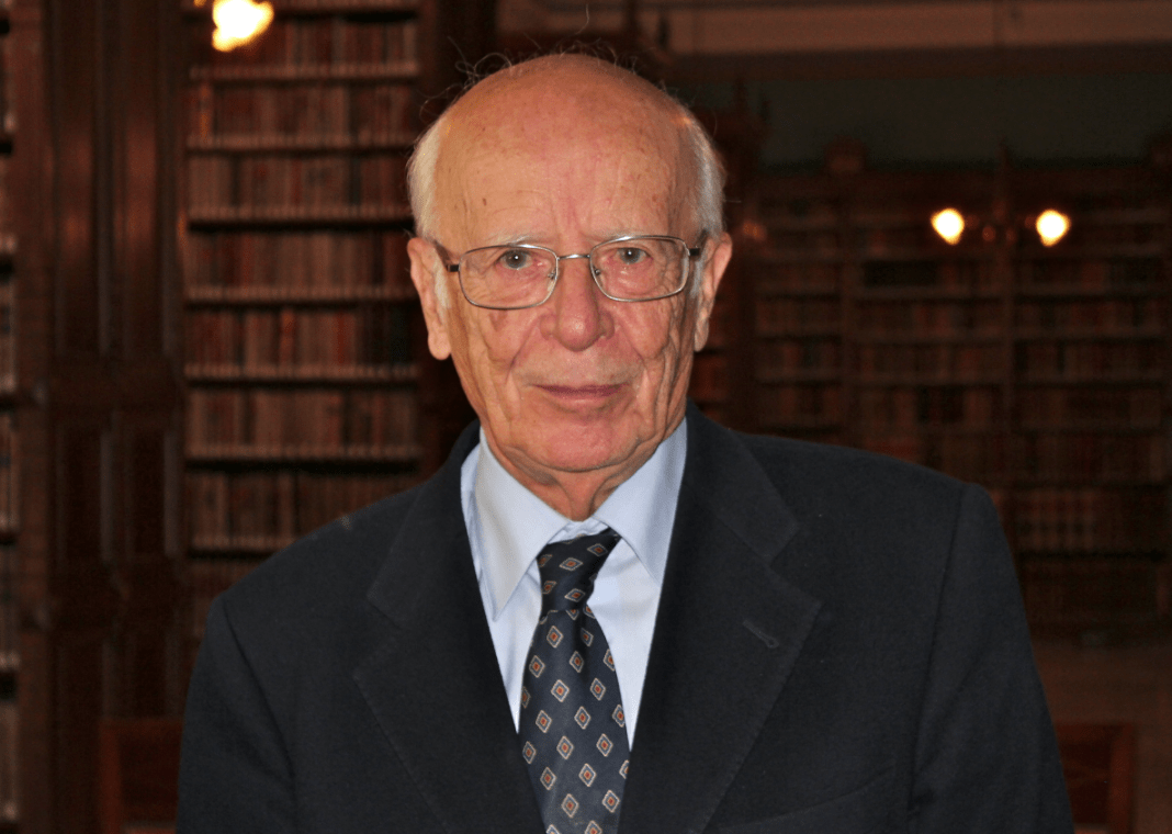 El filósofo Emilio Lledó fotografiado por Deyanira López en la biblioteca de la RAE, en Madrid, durante la entrevista que le hizo Gabriel Arnaiz y que publicamos en esta misma web filosofía&co.