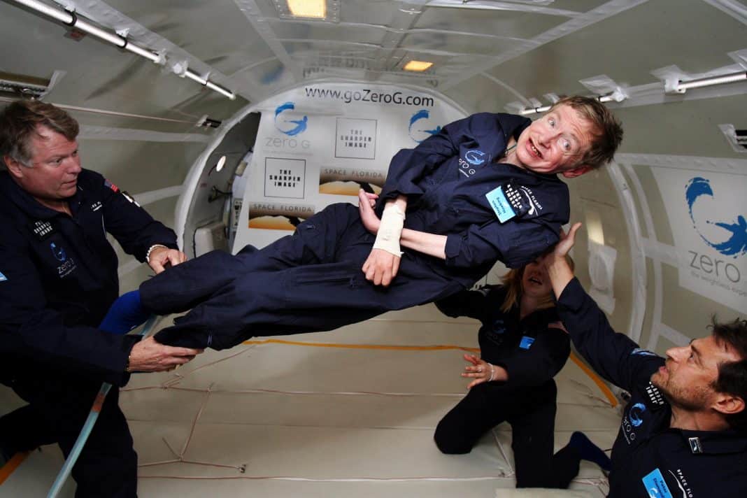 Stephen Hawking experimentando la gravedad cero durante un vuelo a bordo de un avión Boeing 727 modificado, propiedad de Zero Gravity Corporation. Autor: Jim Campbell/Aero-News Network. Imagen en dominio público por cortesía de Public Domain. Suggested credit: NASA or National Aeronautics and Space Administration.