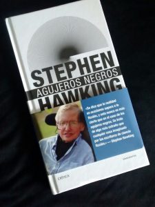 Portada de "Agujeros negros", de Stephen Hawking con introducción y comentarios de David Shukman. Lo publicó Crítica en 2017.