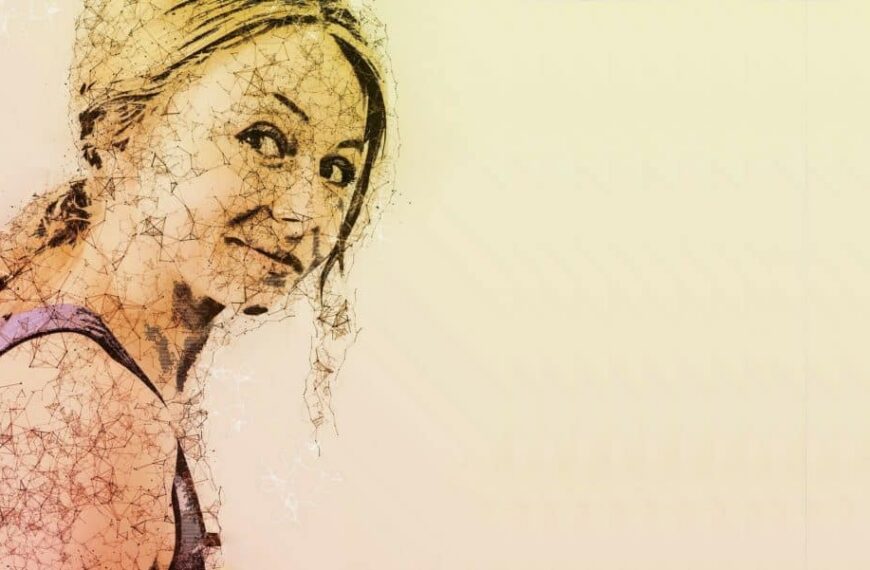 Edición artística de una fotografía de una mujer mirando a cámara