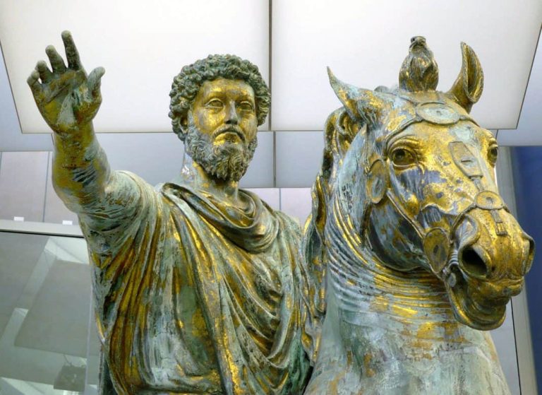 Marco Aurelio (121-180), emperador romano, uno de los máximos exponentes del estoicismo tardío. Imagen: estatua ecuestre de bronce de Marco Aurelio, de los Museos Capitolinos de Roma (Italia), de dominio público (Zanner), distribuida por Wikipedia.