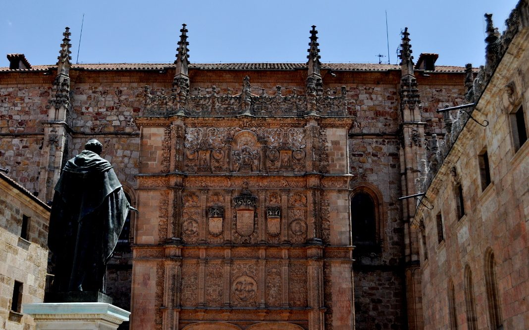 Fachada de la Universidad de Salamanca con la estatuta de Fray Luis de León enfrente.