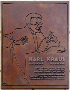 Esta placa se puede ver en la casa donde nació Kraus. En ella se le recuerda como autor e "los últimos días de la humanidad" y editor de "La Antorcha".