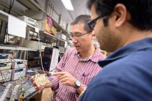 El ingeniero Vincent Leung, en su laboratorio en la Universidad de California en San Diego, EEUU. Leung trabaja en la próxima generación de implantes cerebrales inalámbricos. Foto: Qualcomm Institute Circuits Lab Video. Cortesía de Agencia SINC 