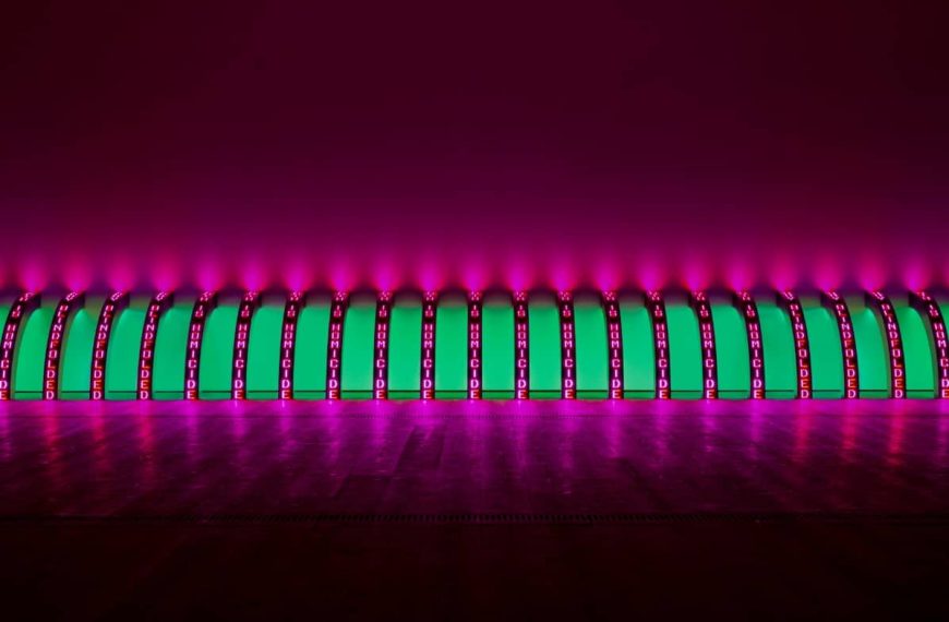 20 rótulos de leds azules, verdes, rojos y blancos evocan un costillar humano en Purple (2008) y reproducen textos de Lustmord, 1993–95. © 2019 Jenny Holzer, miembro de Artists Rights Society (ARS), NY/ VEGAP. Foto: Collin LaFleche.