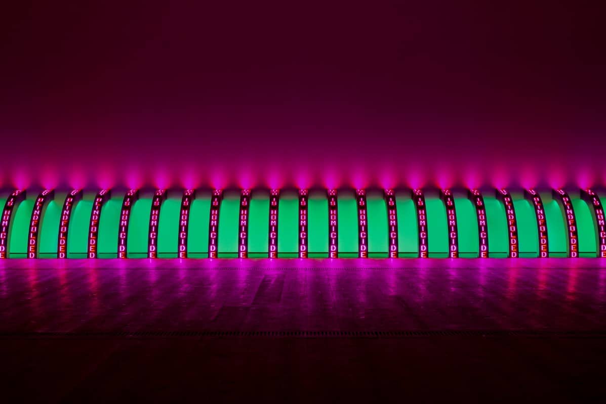 20 rótulos de leds azules, verdes, rojos y blancos evocan un costillar humano en Purple (2008) y reproducen textos de Lustmord, 1993–95. © 2019 Jenny Holzer, miembro de Artists Rights Society (ARS), NY/ VEGAP. Foto: Collin LaFleche.