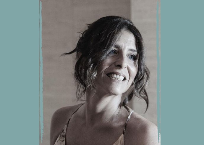 Tanto en las clases en la universidad como en las actividades de divulgación filosófica que organiza, Magdalena Reyes contagia su entusiasmo por la filosofía y afirma sentirse una privilegiada «por haber podido estudiar y dedicarme a lo que más me apasiona, y por poder integrar todo esto en lo que hago y soy».