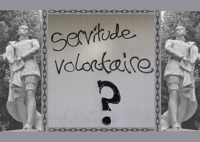 La estatua en homenaje a Étienne de La Boétie en Sarlat-la-Canéda flanquea un grafiti que recuerda el título de su obra «Discurso de la servidumbre voluntaria».