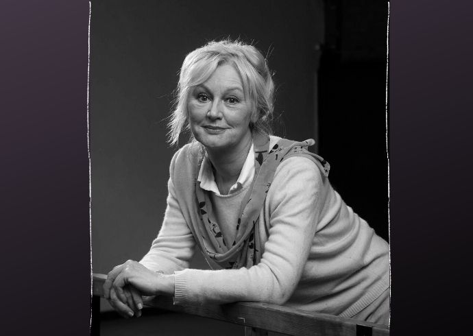 «Pensamos la humanidad en términos económicos, pero somos más que seres económicos; somos, por ejemplo, seres melancólicos y tenemos que cuidarlo», afirma JOke J. Hermsen. Retrato: Koos Breukel por cortesía de Siruela