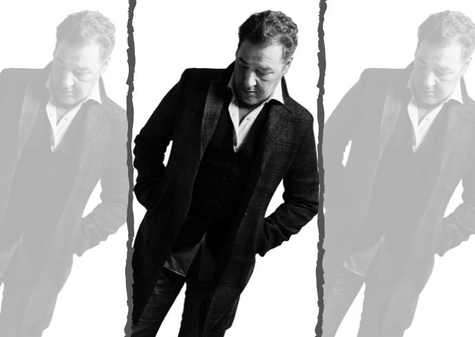 Carlos Goñi (Madrid, 1961), con su sello de identidad Revolver, inventó el 'unplugged' en español con Revolver básico. En 2020 el músico celebra sus 30 años de carrera.