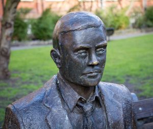 Estatua en homenaje a Alan Turing en Manchester (Inglaterra).