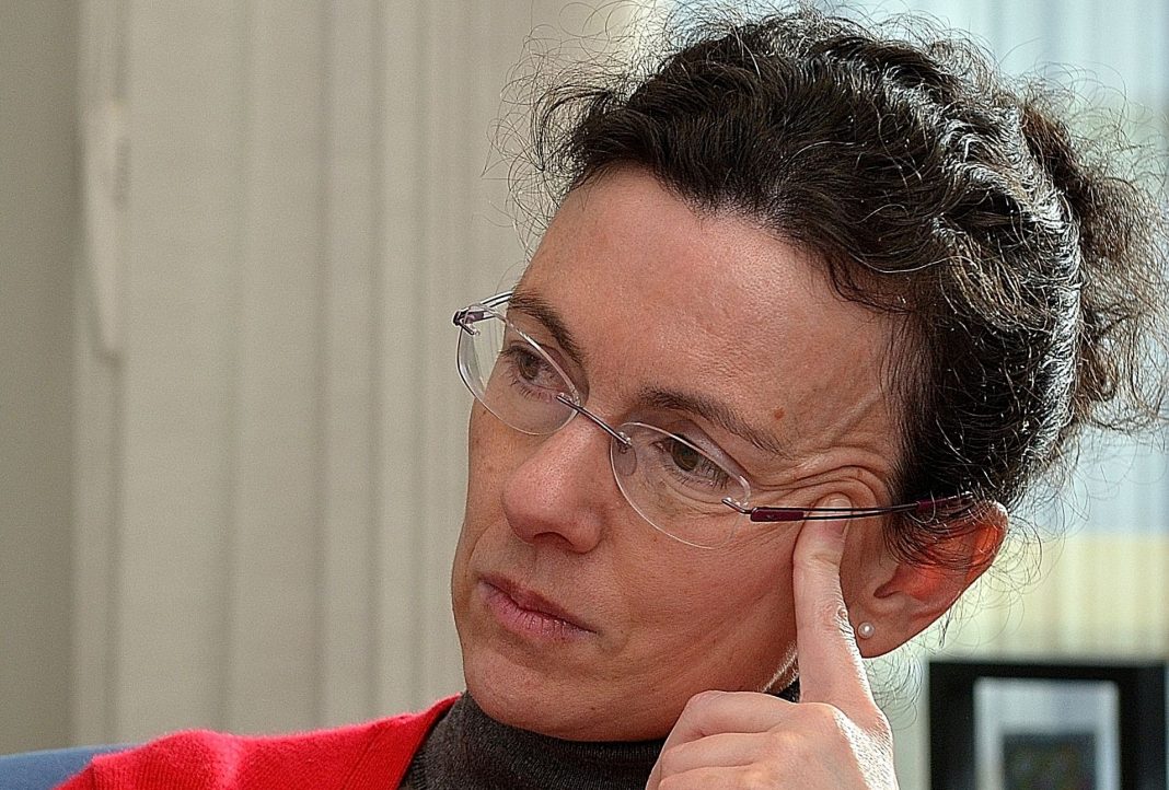 Begoña Román (1965) es profesora de filosofía de la Universitat de Barcelona.