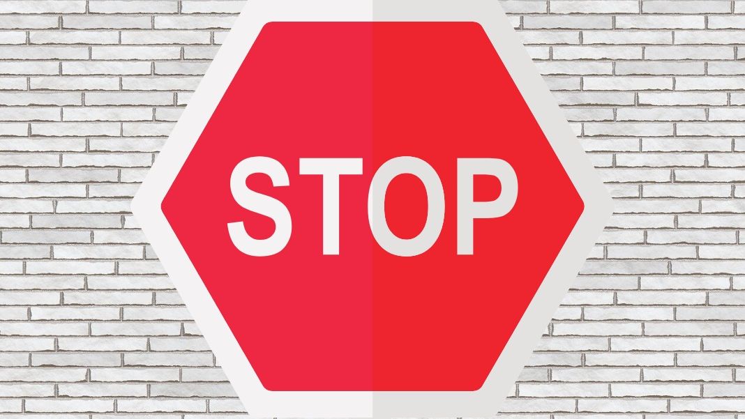 «Al temor por lo extraño, la xenofobia, que empuja a erigir barreras y muros, se le junta también ahora el miedo por todo lo que está afuera, la exofobia, que induce a encerrarse en el propio nicho, a inmunizarse, protegerse a uno mismo, observando lo que sucede a través de la pantalla tranquilizadora», escribe la filósofa Donatella di Cesare.