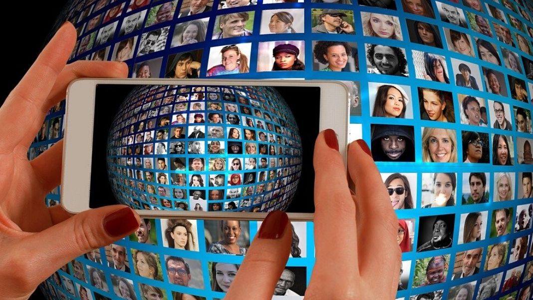 «Anhelo ver a las personas con quienes hablo, pero verlos solo refuerza la certeza de la distancia: no están aquí, conmigo, no hay nada de esa visualidad que logre irrumpir en mi entorno. En cambio, es otra cosa muy distinta lo que sucede con su voz: si cierro los ojos y obligo a mis sentidos a desordenarse, aquello que escucho puede también tocarme. La corporalidad de la voz del otro se hace literalmente presente en ondas que me tocan», escribe María del Rosario Acosta.