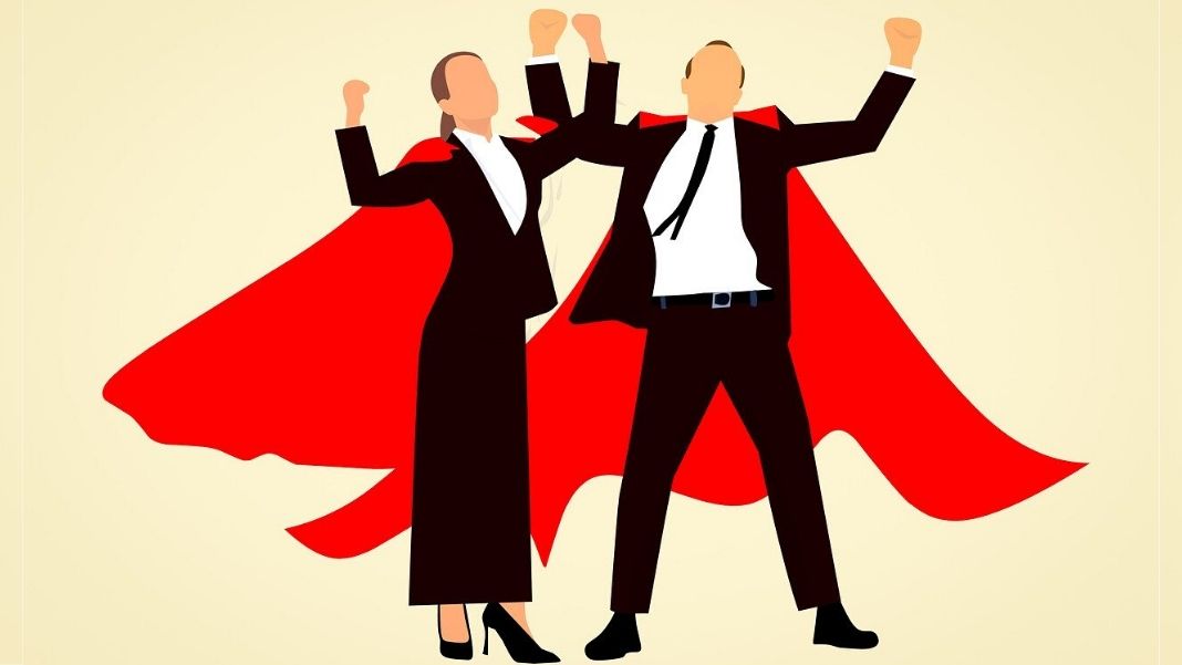 «Parecería que, en lugar de demandar la esporádica aparición de héroes (individuales o reducidos a algún colectivo), una sociedad justa bien podría ser aquella que sea capaz de reorganizar su economía de una manera que promueva el bien común», escribe Javier Vilaplana Ruiz.