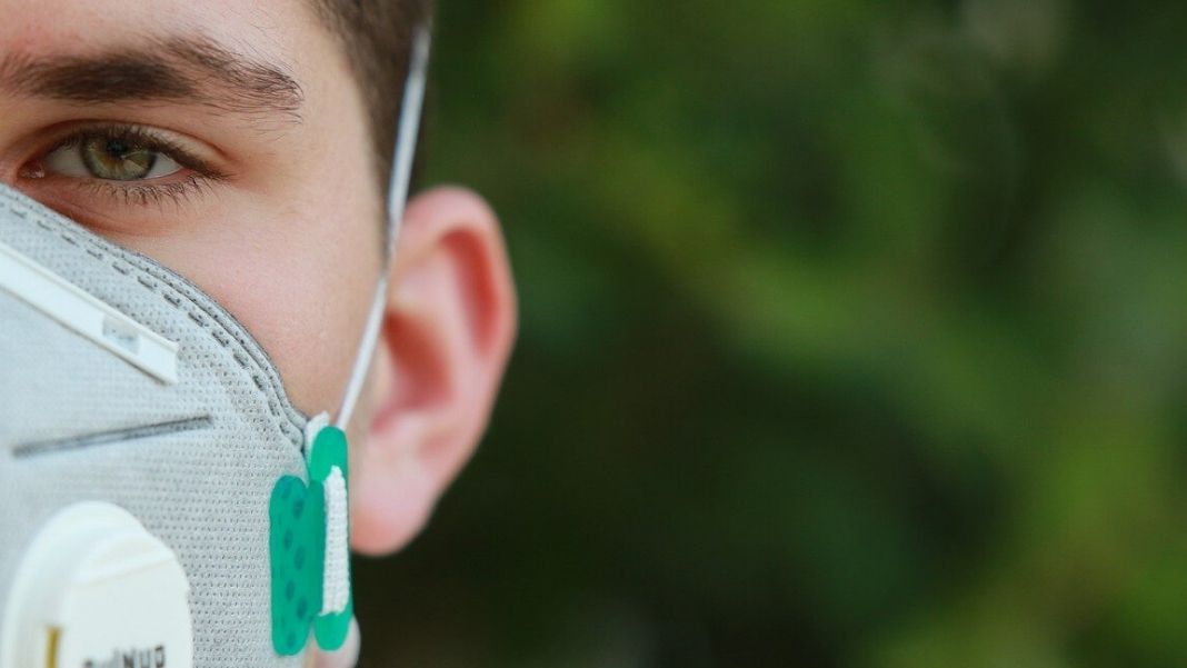 Simón Díez Montoya es filósofo de la Universidad del Rosario (Bogotá, Colombia), profesor de la Escuela de Ciencias Humanas de la misma universidad y parte del equipo directivo de REC-Latinoamérica. En este artículo reflexiona sobre los diferentes análisis que desde la filosofía se han hecho sobre la crisis mundial del coronavirus.