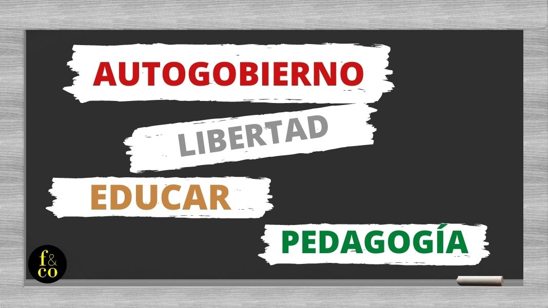 Neill llegó a la conclusión de que que no existen niños difíciles, sino padres difíciles; así como que los niños-problema son el resultado de hogares-problema y maestros-problema. Diseño hecho a partir de una imagen de pizarra de Peggy Dyar en Pixabay.