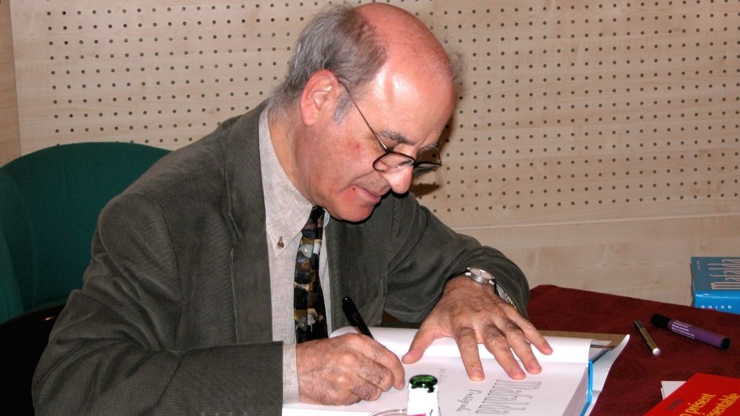 Quino, humorista gráfico e historietista argentino, dedicando un libro en 2004 en París. Imagen distribuida por Wikimedia Commons bajo licencia Creative Commons Atribución-CompartirIgual 2.5 Genérica (CC BY-SA 2.5).