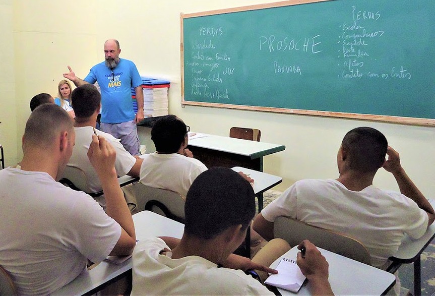 Edson Renato Nardi, director del Posgrado de aconselhamiento filosófico del Centro Universitario Claretiano, coordina los talleres en la prisión brasileña de Serra Azul.