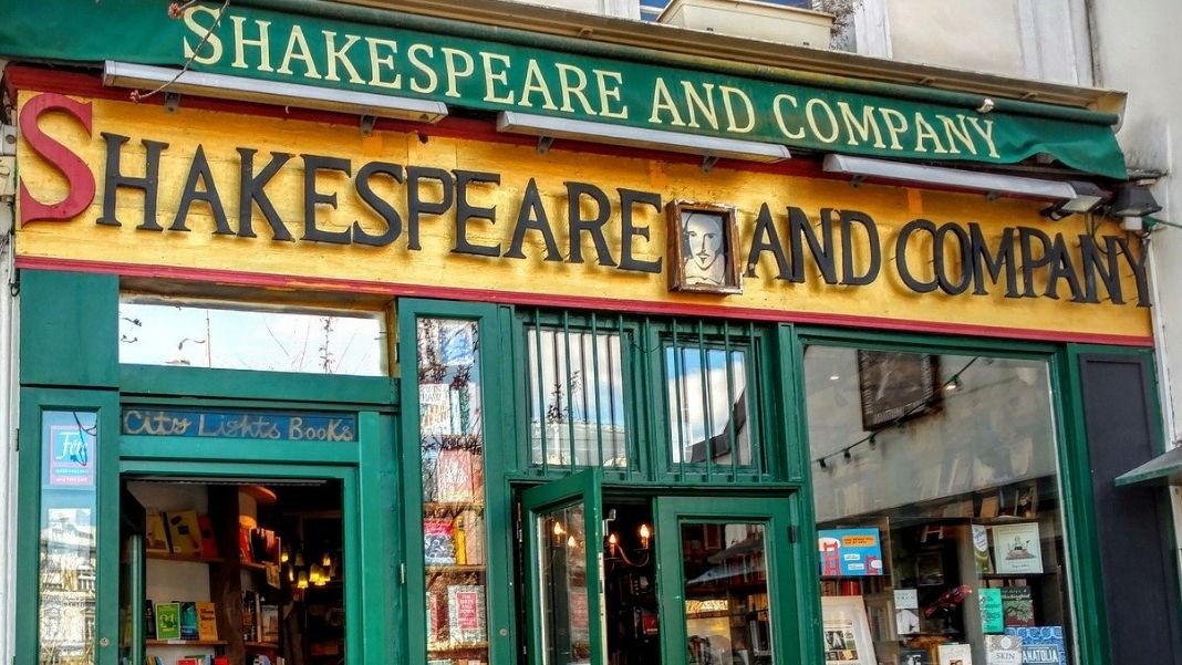 «Ser o no ser, esa es la cuestión» son las primeras palabras del famoso monólogo de Hamlet, príncipe de Dinamarca. La frase recoge la pregunta esencial de la experiencia humana. En la imagen, fachada de la librería Shakespeare and Company, en París (Francia). Foto de Sierra Maciorowski en Pixabay.