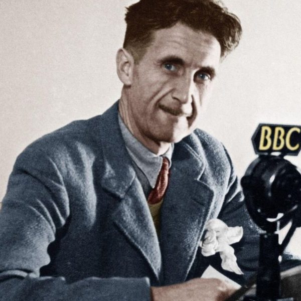 George Orwell (1903, India-1950, Reino Unido) en una foto de 1941 delante del micrófono de la cadena británica BBC. Diseño hecho a partir de una imagen de Levan Ramishvili, distribuida por flickr, de dominio público.