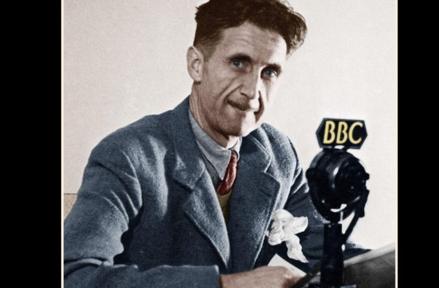 George Orwell (1903, India-1950, Reino Unido) en una foto de 1941 delante del micrófono de la cadena británica BBC. Diseño hecho a partir de una imagen de Levan Ramishvili, distribuida por flickr, de dominio público.