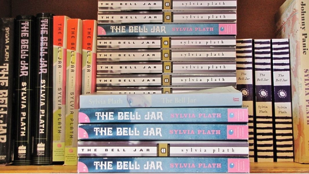 Sylvia Plath es conocida por su novela autobiográfica titulada La campana de cristal, publicada en 1963. En ella refleja realidades como la depresión o la ansiedad. Imagen de Mike Krzeszak en Flickr (CC BY 2.0).