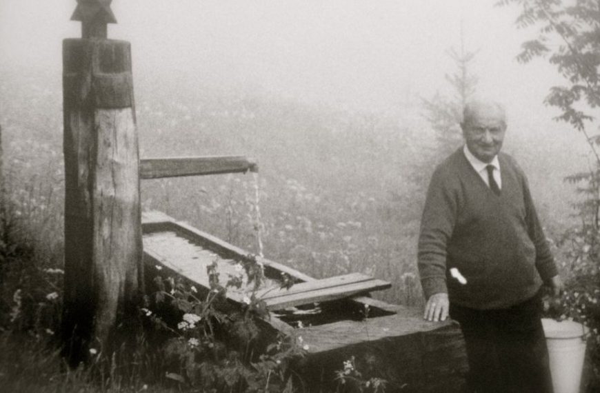 El filósofo alemán, autor de Ser y tiempo, Martin Heidegger en la fuente cercana a su cabaña de Todtnauberg en la Selva Negra. Imagen de Flickr (CC BY 2.0).