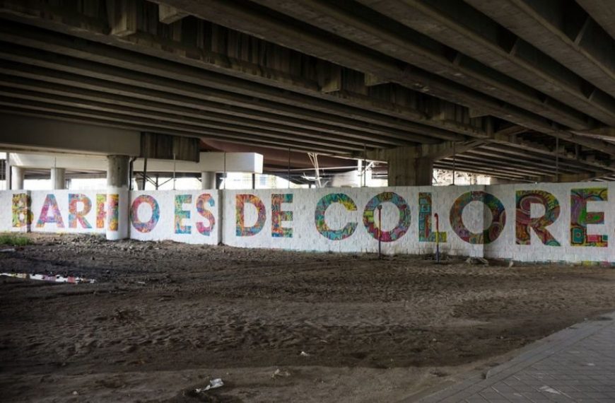 Mi barrio es de colores: mural en el puente de San Cristóbal de los Ángeles, en Villaverde (Madrid), realizado por los vecinos del barrio junto al colectivo de arte urbano Boa Mistura, uno de los ejemplos que Javier Correa ofrece como vía hacia el arte de lo común. Imagen de r2hox en Flickr (CC BY-SA 2.0).