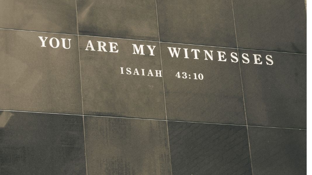 «Vosotros sois mis testigos», dice el Libro de Isaías en el Antiguo Testamento. La sentencia se encuentra hoy escrita en los muros del museo dedicado a las víctimas del Holocausto en Washington D.C. (autoría de: hannahlmyers, extraída de Pixabay; CC).