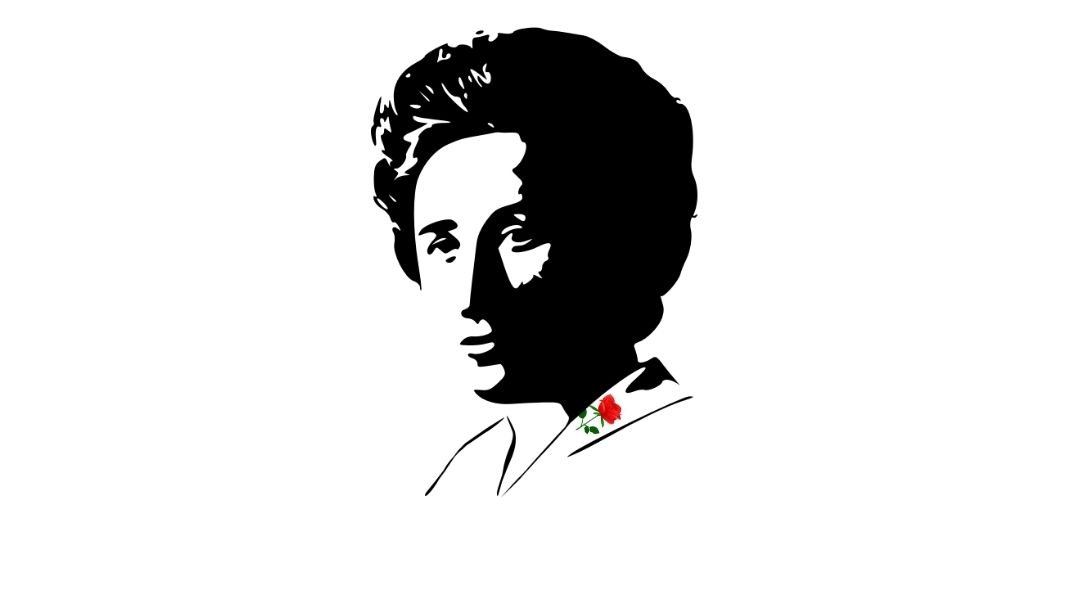Rosa Luxemburgo, apodada «La rosa roja», nació el 5 de marzo de 1871 en Zamość, Polonia, y murió el 15 de enero de 1919 en Berlín, Alemania. Diseño realizado con dos imágenes de Free SVG (silueta de Rosa Luxemburgo y rosa roja), bajo licencia CC0).