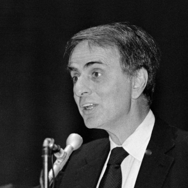 Carl Sagan fue uno de los divulgadores más importantes de las últimas décadas. Ganador del Premio Pulitzer en 1978, defendió un escepticismo crítico y el método científico. Foto de Kenneth C. Zirkel en una conferencia en Cornell University, en 1987 (Wikimedia Commons, CC).