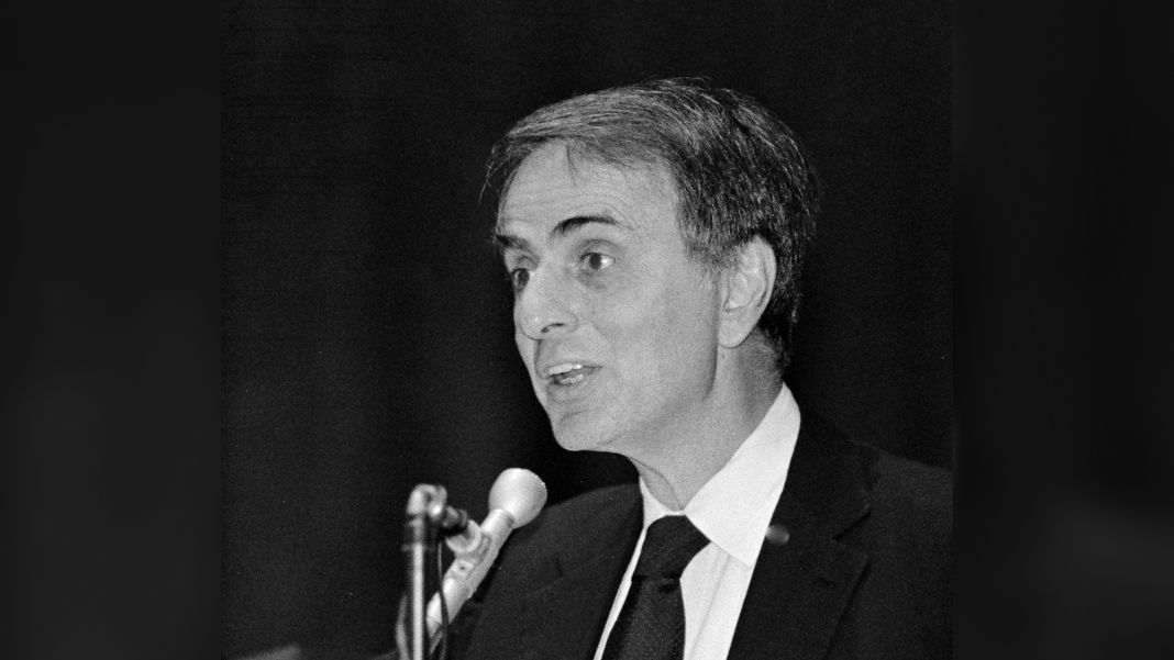 Carl Sagan fue uno de los divulgadores más importantes de las últimas décadas. Ganador del Premio Pulitzer en 1978, defendió un escepticismo crítico y el método científico. Foto de Kenneth C. Zirkel en una conferencia en Cornell University, en 1987 (Wikimedia Commons, CC).