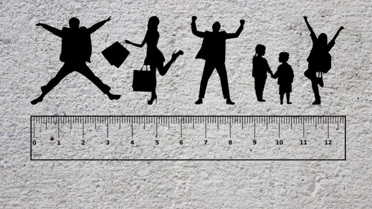 ¿Se puede medir la felicidad? En su libro 'En defensa de la infelicidad' Alejandro Cencerrado analiza algunos de los mecanismos por los que somos infelices a través de las anotaciones que lleva diecisiete años realizando en su diario. Imagen a partir de las ilustraciones de mohammed hasan, waldryano y Kody McDonald, extraídas de Pixabay (licencia CC 0 1.0).