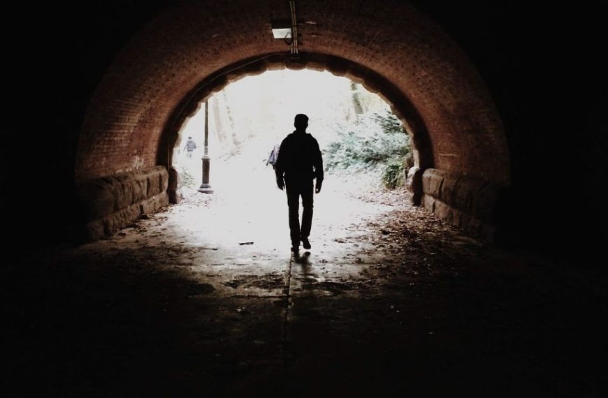 Las experiencias cercanas a la muerte han sido un tema controvertido en psiquiatría, por el difícil acceso empírico que tenemos a ellas. Sin embargo, algunos psiquiatras consideran que su estudio puede enseñarnos mucho sobre nuestra vida. Imagen de StockSnap en Pixabay (licencia CC 0 1.0).