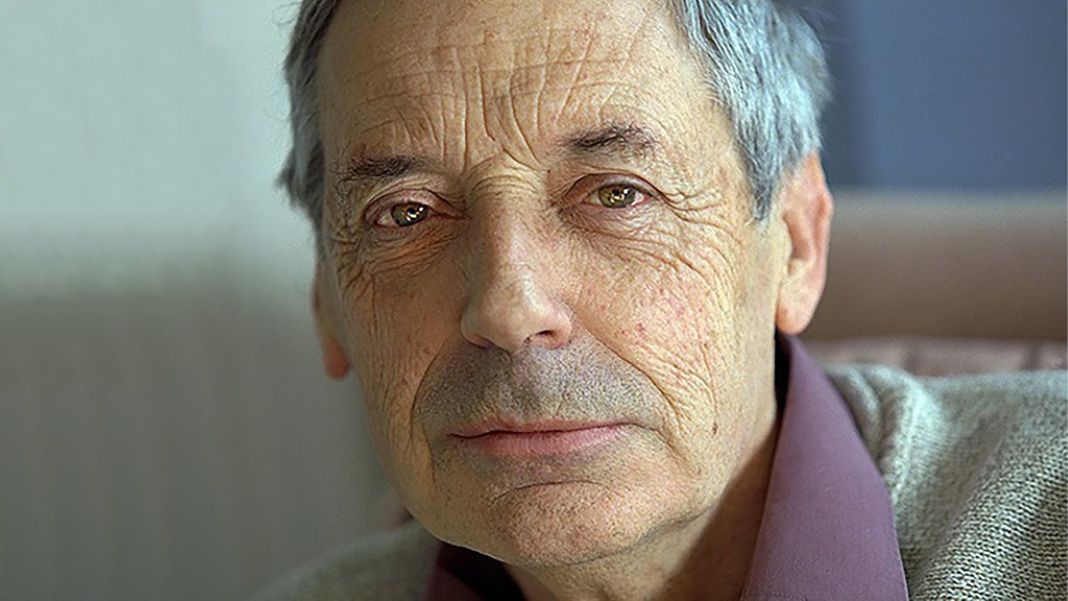 Bernard Williams, considerado por «The Times» como «el filósofo de la moral más importante de su tiempo». Fotografía de Neil Turner tomada en Oxford, en octubre de 1986 (cedida a dominio público).