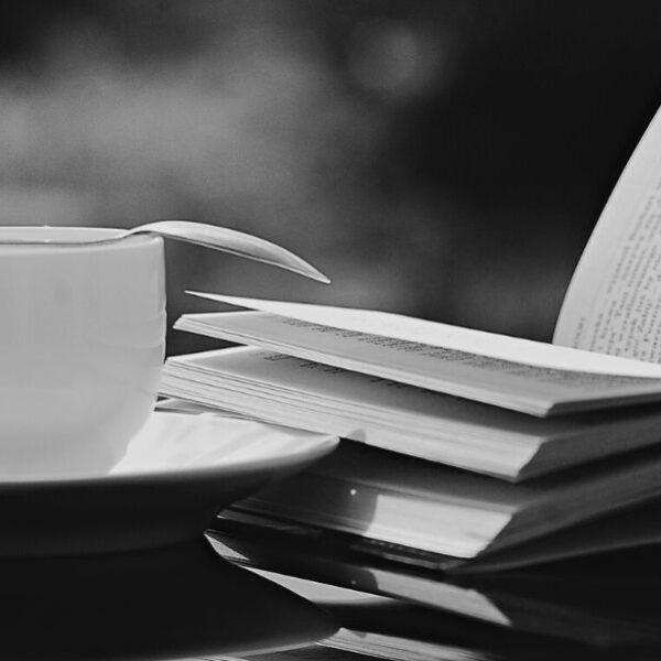 En la ceremonia del té, el pensamiento se detiene, se despereza con la precisión que todo inicio requiere. Marifé Santiago Bolaños abre, para el lector de las hojas de té, un paréntesis litúrgico en el trascurso de la cotidianidad: «El té exige un instante de silencio». Imagen extraída de Pixabay (CC).