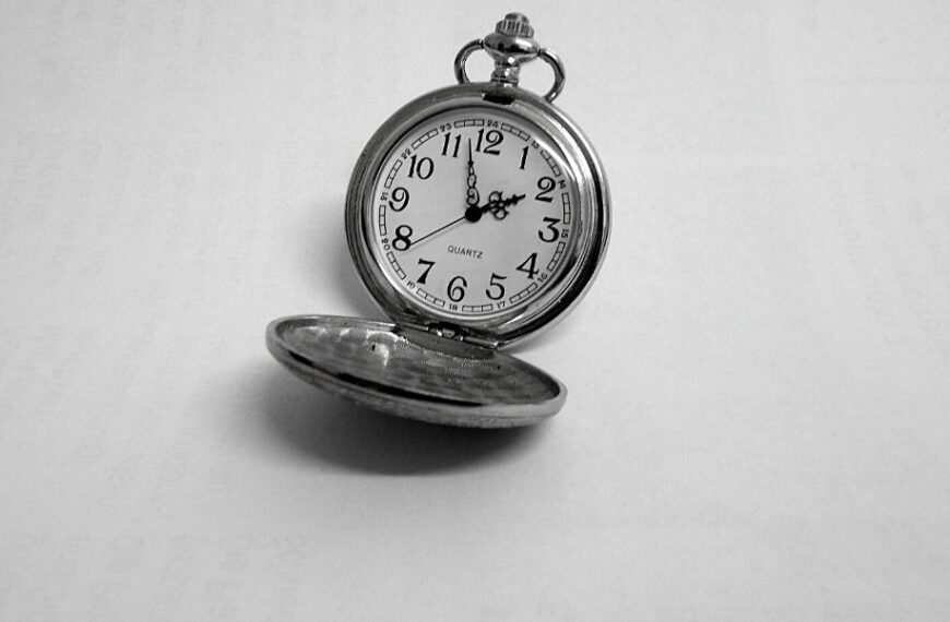 «¿Qué es el tiempo? Si nadie me lo pregunta, lo sé. Si quisiera explicárselo al que me lo pregunta, no lo sé», escribió San Agustín (Imagen de Succo, de Pixabay).