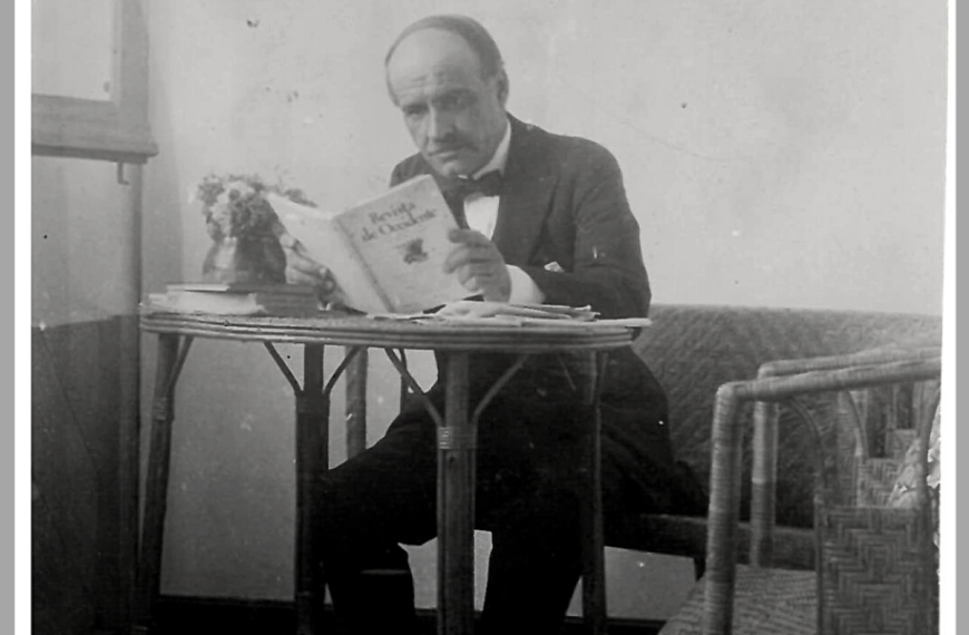 José Ortega y Gasset en Zumaya con el primer número de «Revista de Occidente». Diseño hecho a partir de fragmento de una imagen original cedida por la Fundación Ortega-Marañón.
