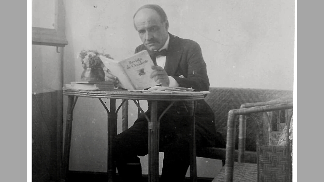 José Ortega y Gasset en Zumaya con el primer número de «Revista de Occidente». Diseño hecho a partir de fragmento de una imagen original cedida por la Fundación Ortega-Marañón.