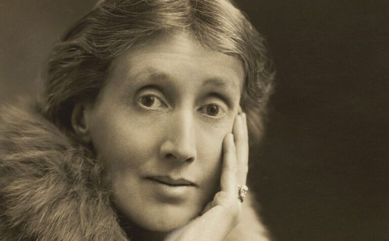Fotografía de Virginia Woolf. Woolf (1882-1941) pertenecientes a «Monk's House photographs». Extraído de la colección de fotografías Royal Opera House Covent Garden (Selections from MS Thr 564. Houghton Library, Harvard University, Cambridge, Mass; CC0).