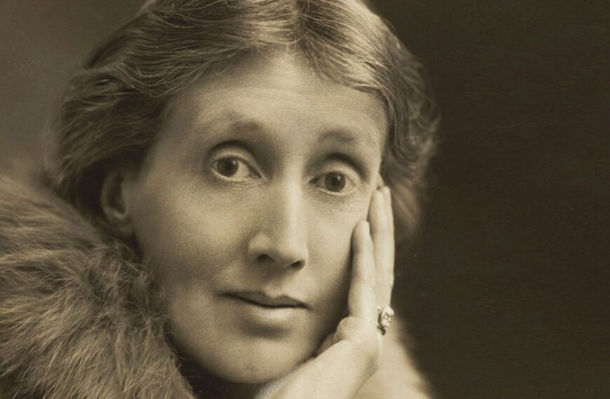 Fotografía de Virginia Woolf. Woolf (1882-1941) pertenecientes a «Monk's House photographs». Extraído de la colección de fotografías Royal Opera House Covent Garden (Selections from MS Thr 564. Houghton Library, Harvard University, Cambridge, Mass; CC0).