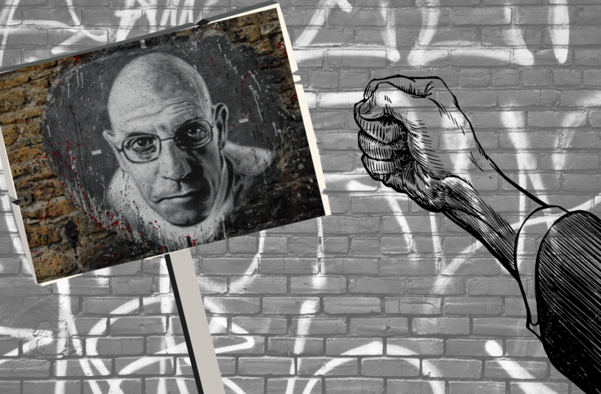 En la imagen se ve un muro con un graffiti y, en primer plano, un cartel con la cara de Foucault y un puño cerrado representando la subjetividad y el poder.