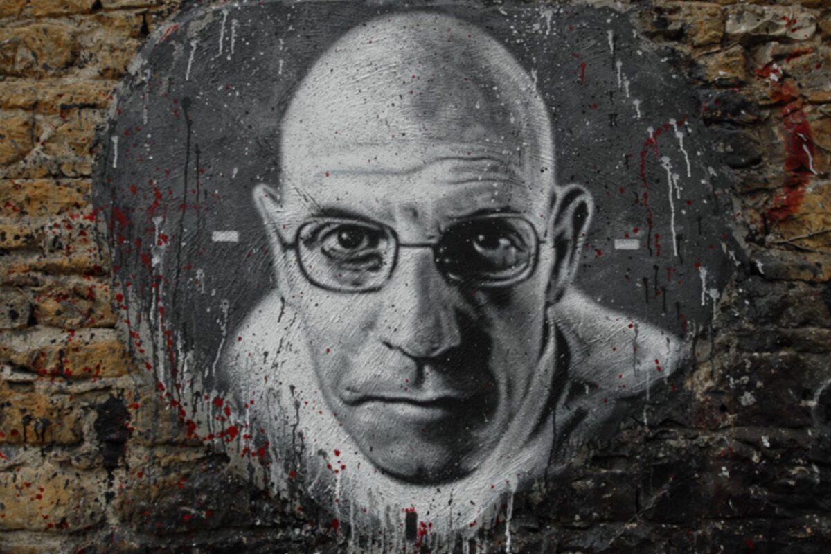 La vida de Foucault estuvo atravesada por la emergencia de nuevos sectores y movimientos sociales que entraron de pleno a la escena política. Retrato de Foucault de Thierry Ehrmann, extraído de Flickr. Licencia CC BY 2.0.