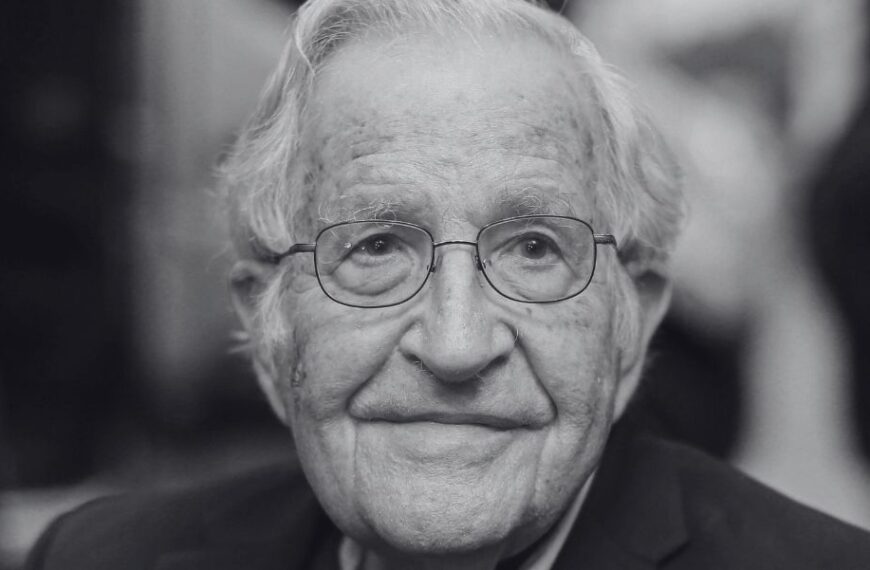 Noam Chomsky cuenta con una de las miradas más mordaces hacia la realidad que encontramos hoy en el ámbito de la filosofía. Imagen de Asadr1337, extraída de Wikimedia Commons, con licencia CC BY-SA 4.0.