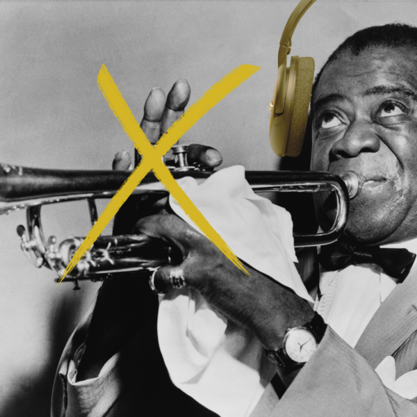 Músico de jazz con auriculares modernos y la trompeta tachada como si no tocara él ese instrumento