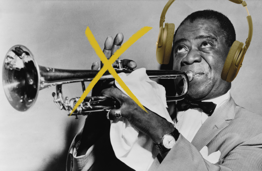 Músico de jazz con auriculares modernos y la trompeta tachada como si no tocara él ese instrumento